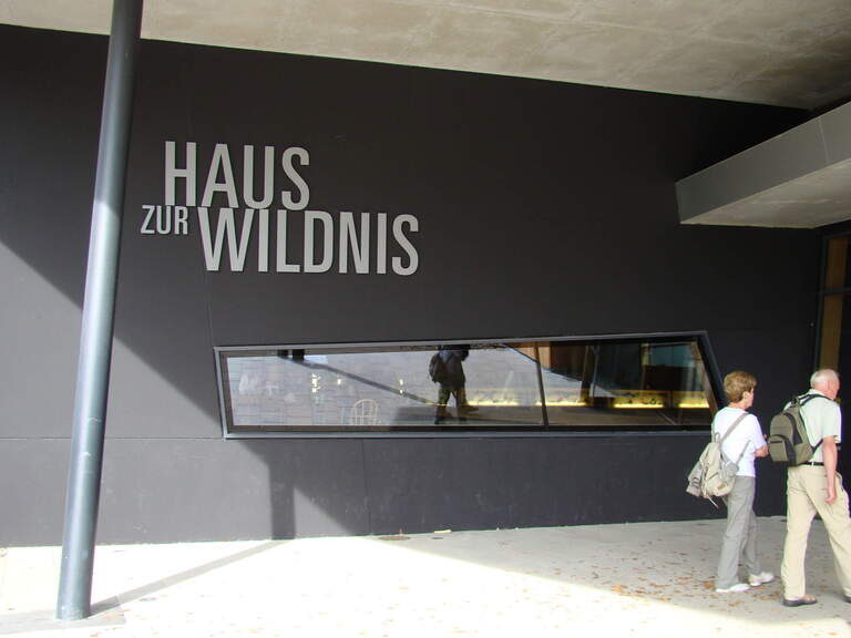 Der moderne Eingangsbereich des Besucherzentrums Haus zur Wildnis im Nationalpark Bayerischer Wald.